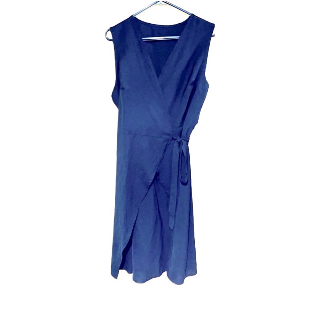 NWOT BLACK V NECK SLEEVELESS WRAP DRESS WITH ATTACHED BELT!